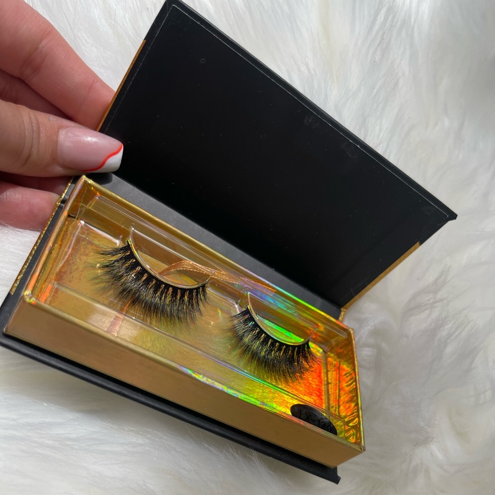 False Eyelashes with box
